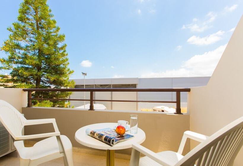 带泳池景观的高档工作室, Eltina