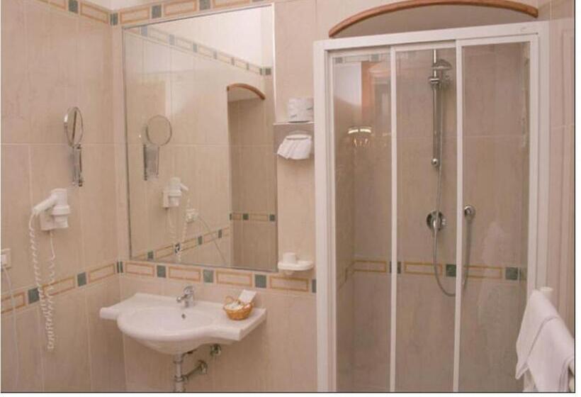 חדר סטנדרט לשלושה, Adria