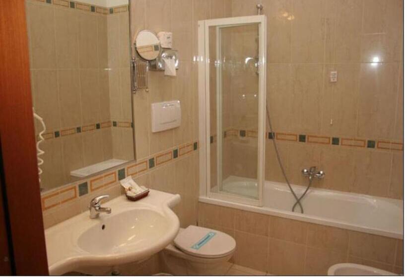 اتاق اکونومی, Adria
