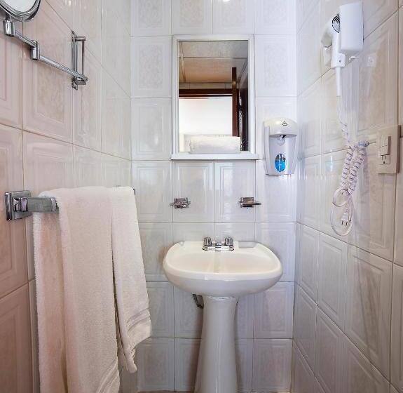 חדר דלוקס, Don Simon