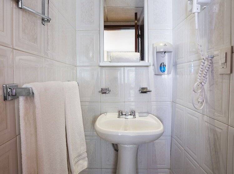 חדר דלוקס, Don Simon