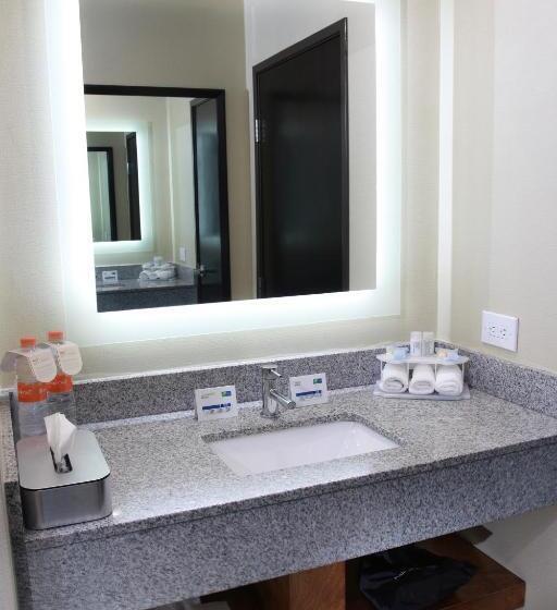 מיטת קינג בסוויטה, Holiday Inn Express & Suites Mexicali, An Ihg