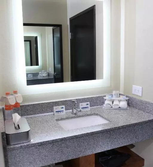 キングサイズベッドのスイートルーム, Holiday Inn Express & Suites Mexicali, An Ihg