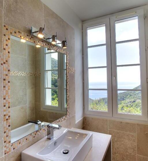 غرفة كومفورت, De La Corniche