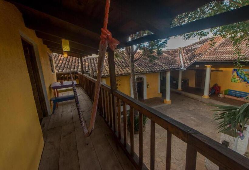 غرفة قياسية ثلاثية, Rossco Backpackers Hostel