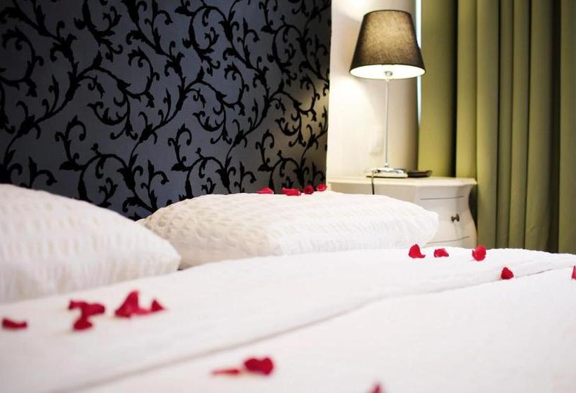 اتاق لوکس سه تخته, Dolce Vita Suites Boutique