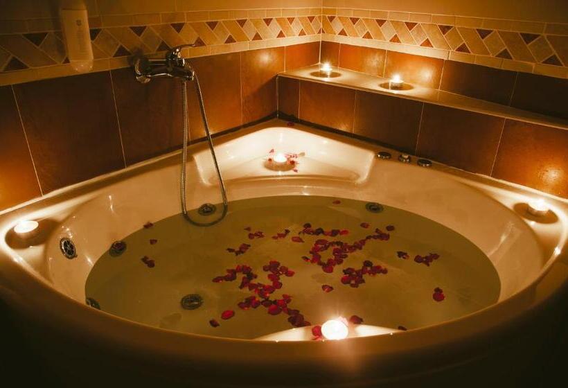 اتاق سوپریور با وان آب گرم, Dolce Vita Suites Boutique