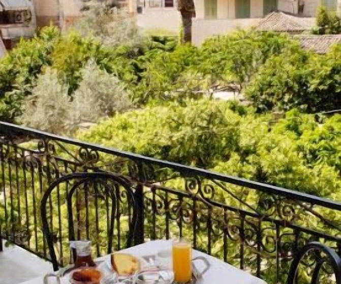 اتاق استاندارد سه نفره, Galaxidi