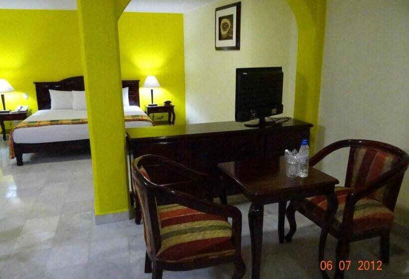 סוויטת ג'וניור, Madan Cardenas