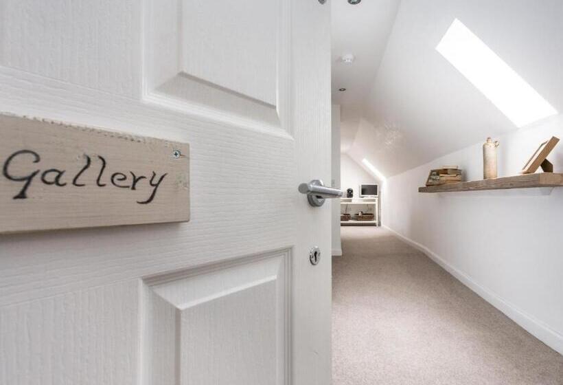 Номер Deluxe, The Crown Guest House