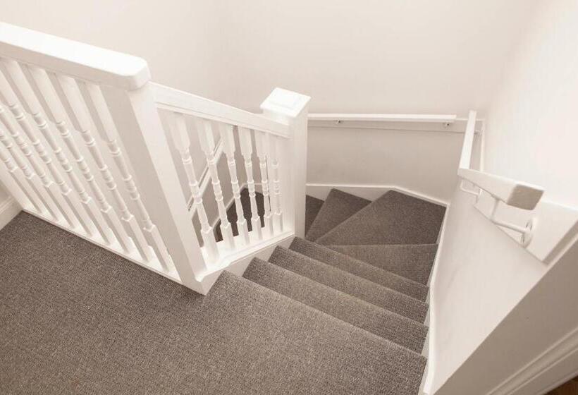 Хижина, The Crown Guest House