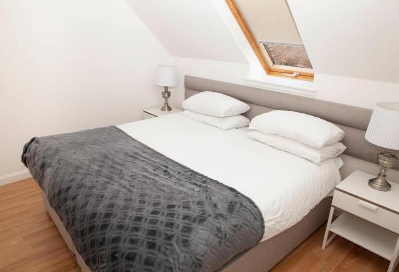 Хижина, The Crown Guest House