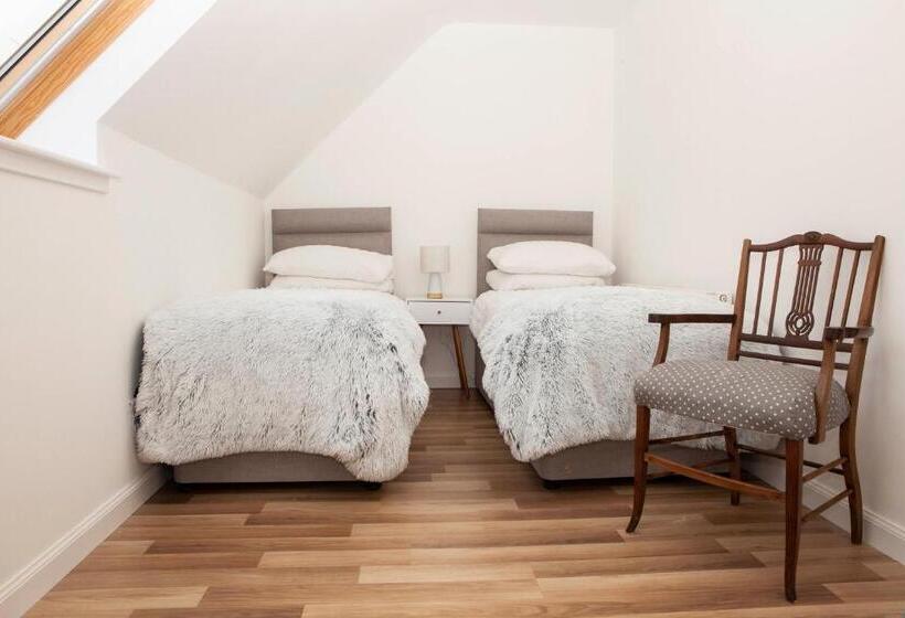 Хижина, The Crown Guest House