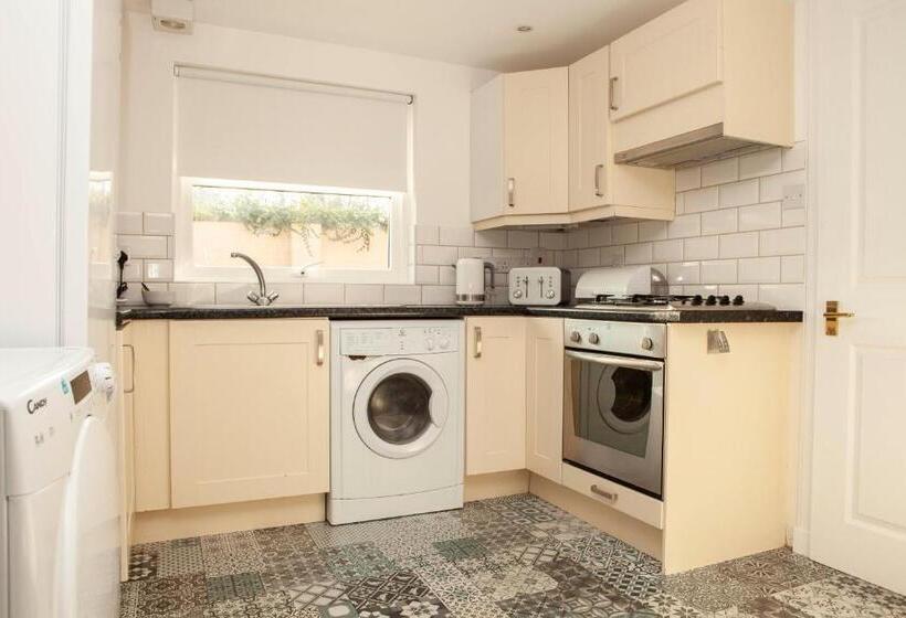 Хижина, The Crown Guest House