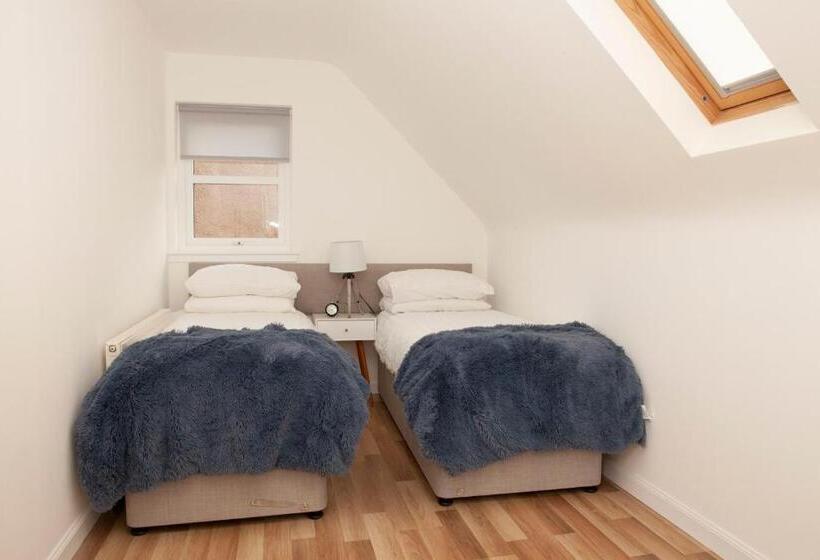 Хижина, The Crown Guest House