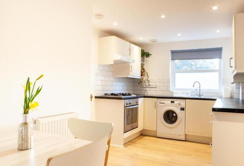 Хижина, The Crown Guest House