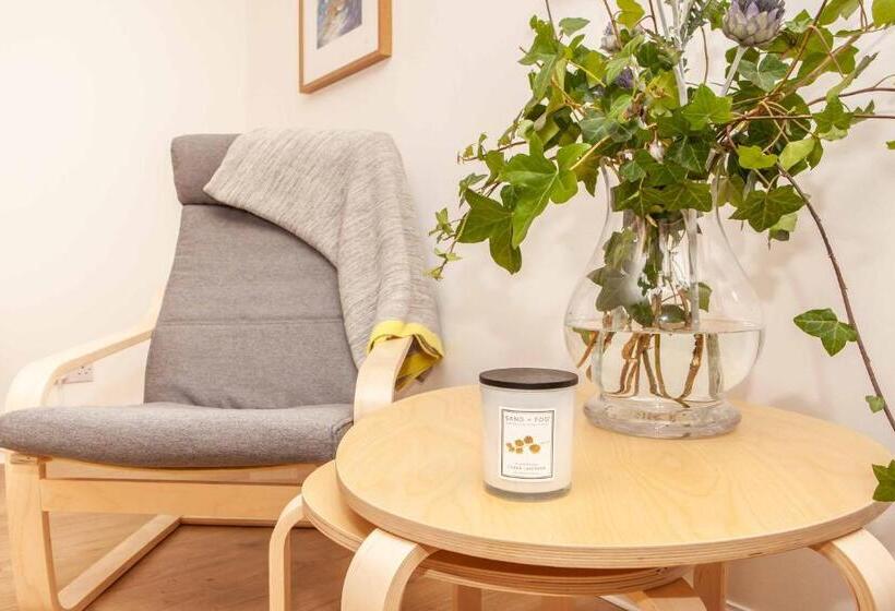 Хижина, The Crown Guest House