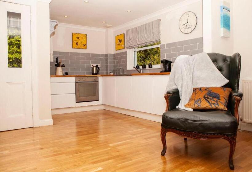 Дом 2 Спальни, The Crown Guest House