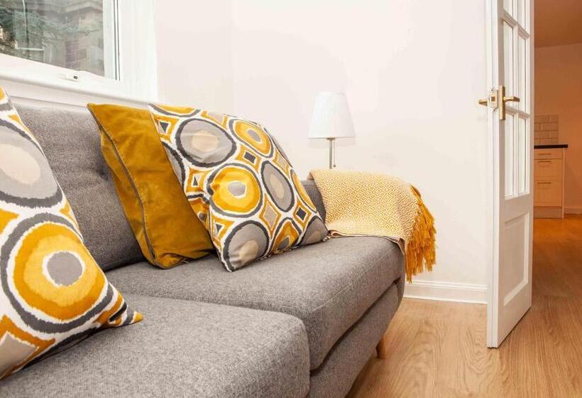 Хижина, The Crown Guest House