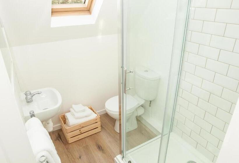 Хижина, The Crown Guest House