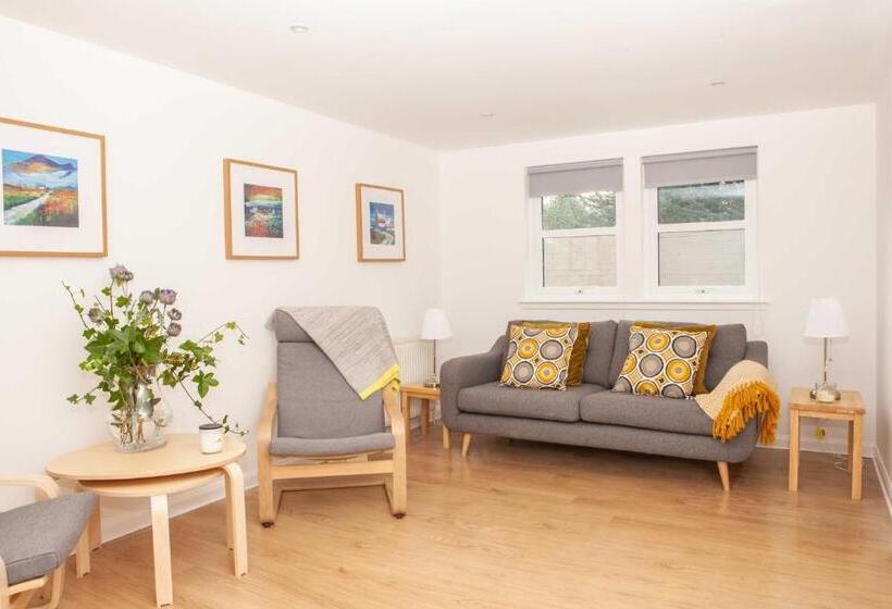 Хижина, The Crown Guest House