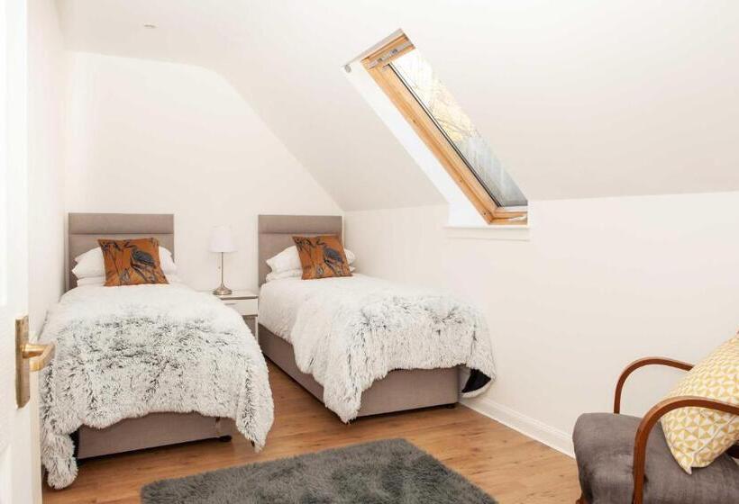 Хижина, The Crown Guest House