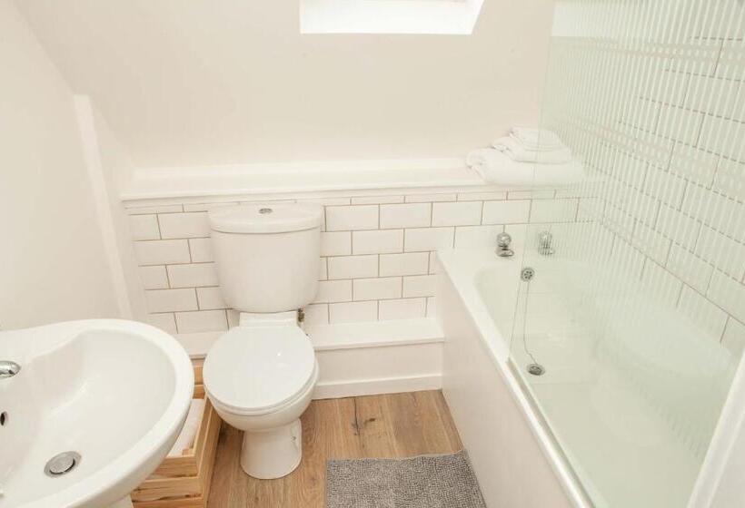 Хижина, The Crown Guest House