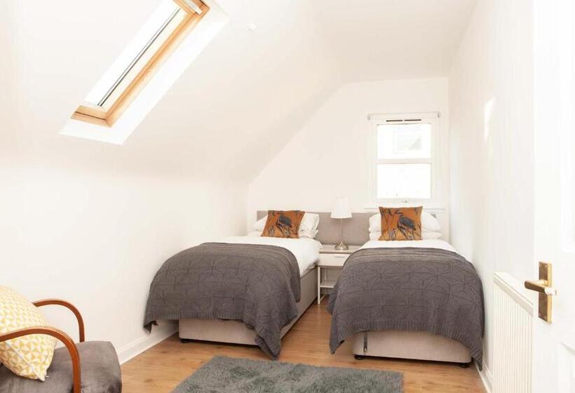 Хижина, The Crown Guest House