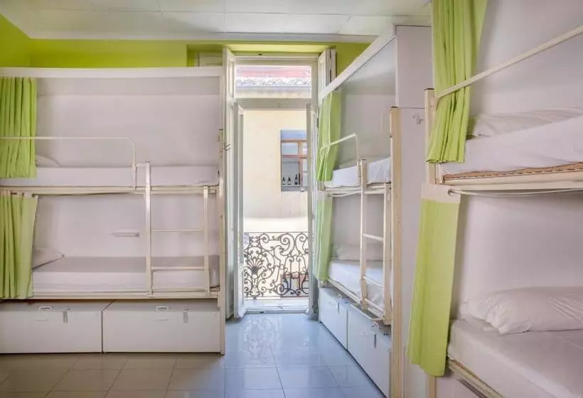 اتاق خانوادگی با سرویس بهداشتی مشترک, River Hostel