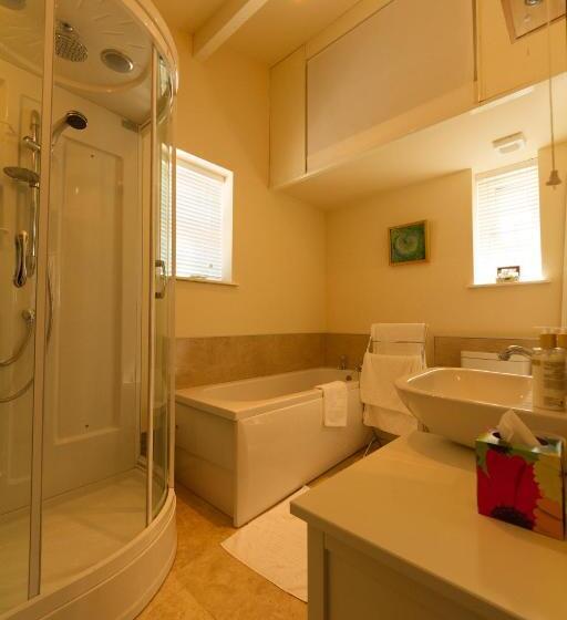 小室, Pant Teg B & B