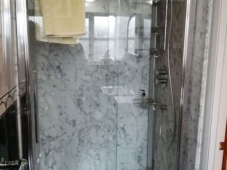 غرفة قياسية, The Grange