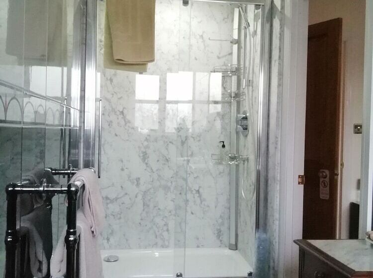 غرفة قياسية, The Grange