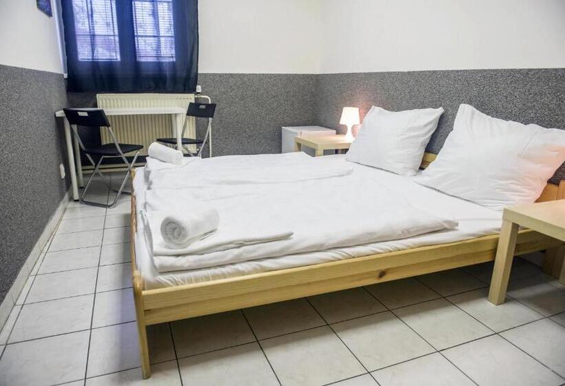 اتاق استاندارد با سرویس بهداشتی مشترک, Hostel Seven