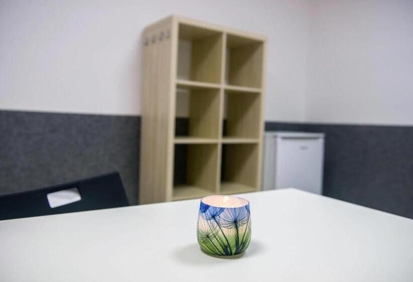 اتاق استاندارد سه تخته با سرویس بهداشتی مشترک, Hostel Seven