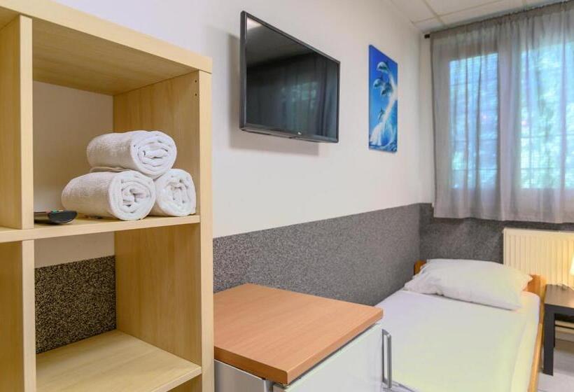 اتاق استاندارد سه تخته با سرویس بهداشتی مشترک, Hostel Seven