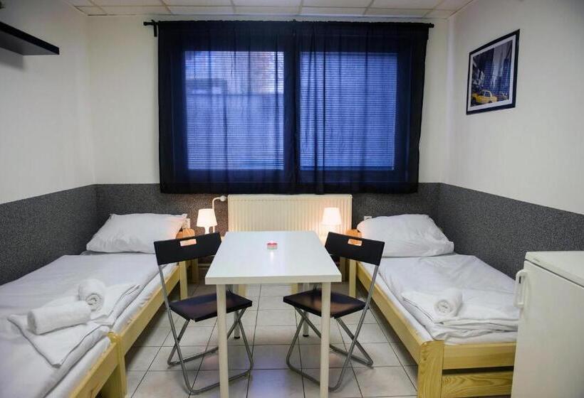 اتاق استاندارد سه تخته با سرویس بهداشتی مشترک, Hostel Seven