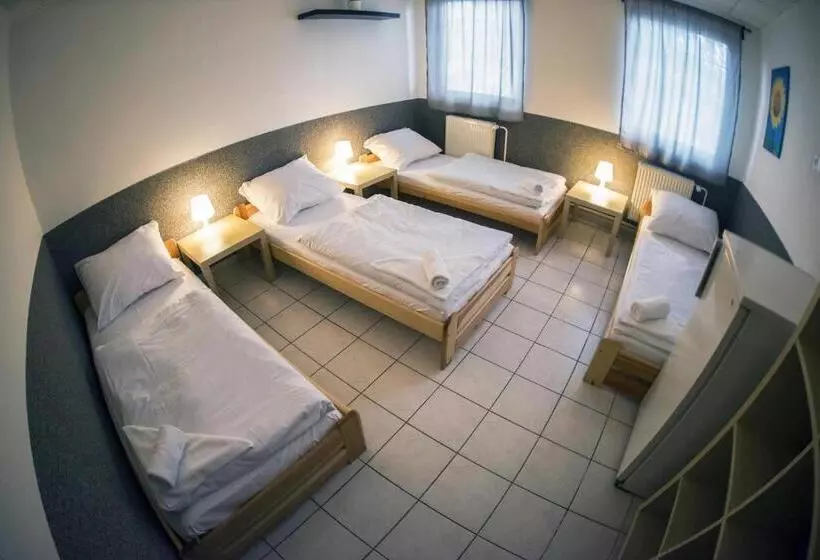 Standard Neljän Hengen Huone Jaettu Kylpyhuone, Hostel Seven