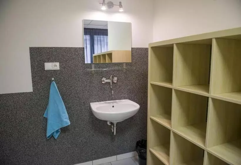 Standard Neljän Hengen Huone Jaettu Kylpyhuone, Hostel Seven