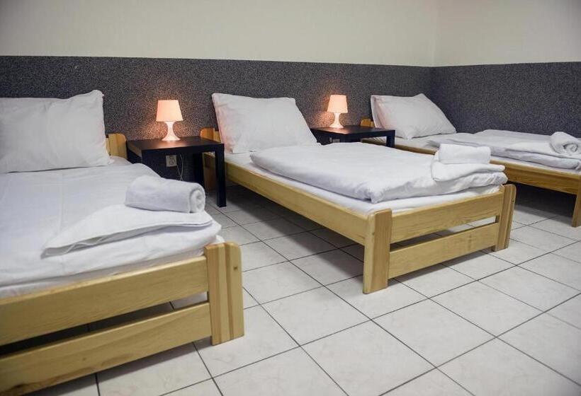 اتاق استاندارد چهارنفره با سرویس بهداشتی مشترک, Hostel Seven
