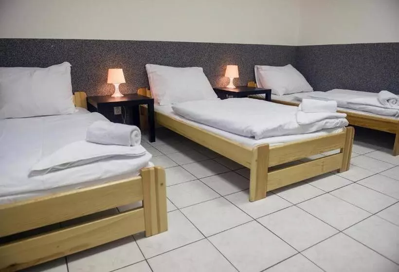 Standard Neljän Hengen Huone Jaettu Kylpyhuone, Hostel Seven