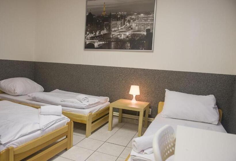 اتاق استاندارد چهارنفره با سرویس بهداشتی مشترک, Hostel Seven