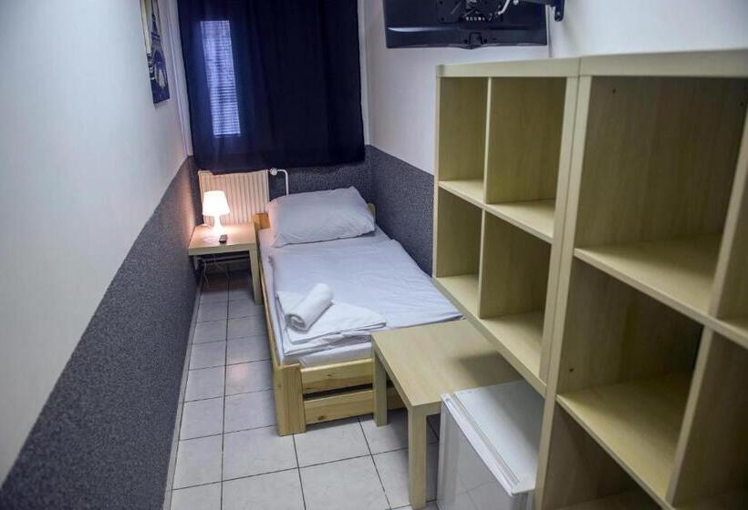 اتاق استاندارد یک تخته با سرویس بهداشتی مشترک, Hostel Seven