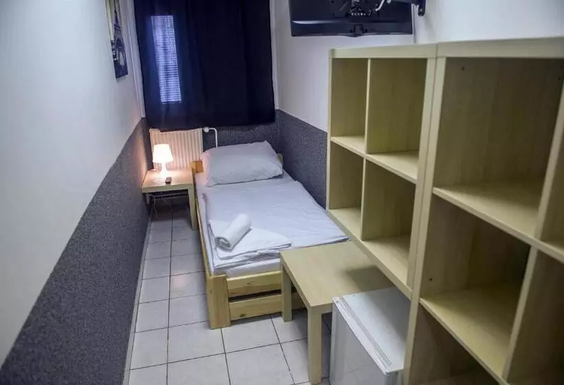 Standard Yhden Hengen Huone Jaettu Kylpyhuone, Hostel Seven