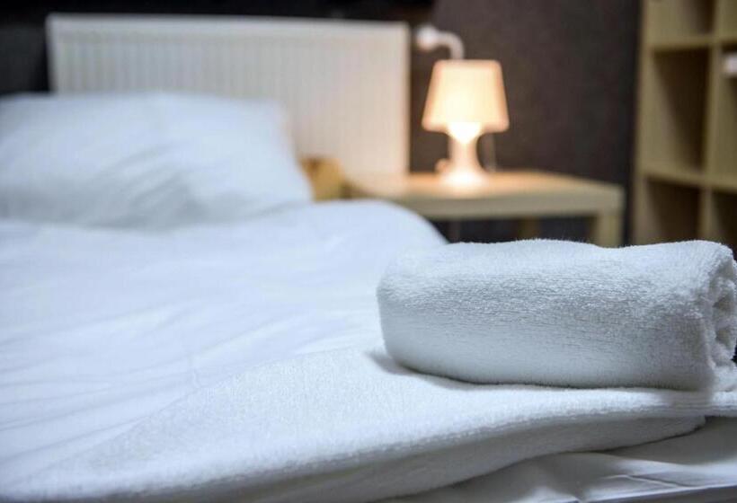 اتاق استاندارد یک تخته با سرویس بهداشتی مشترک, Hostel Seven