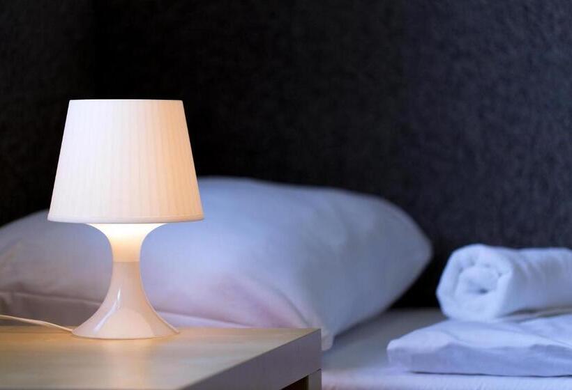 اتاق استاندارد یک تخته با سرویس بهداشتی مشترک, Hostel Seven