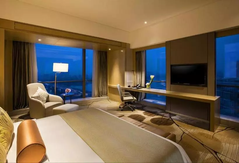 キングサイズベッドのスタンダードルーム, Crowne Plaza Fuzhou Riverside, An Ihg