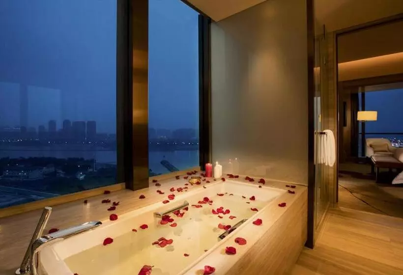 応接間付きスタンダードルーム, Crowne Plaza Fuzhou Riverside, An Ihg