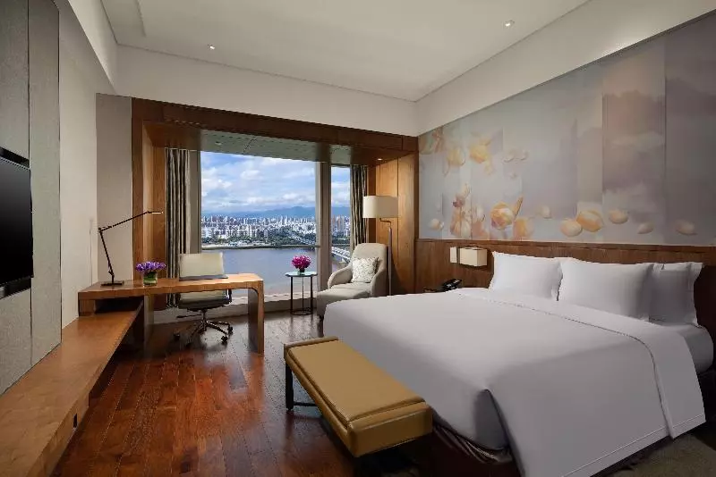 キングサイズベッドのスタンダードルーム, Crowne Plaza Fuzhou Riverside, An Ihg