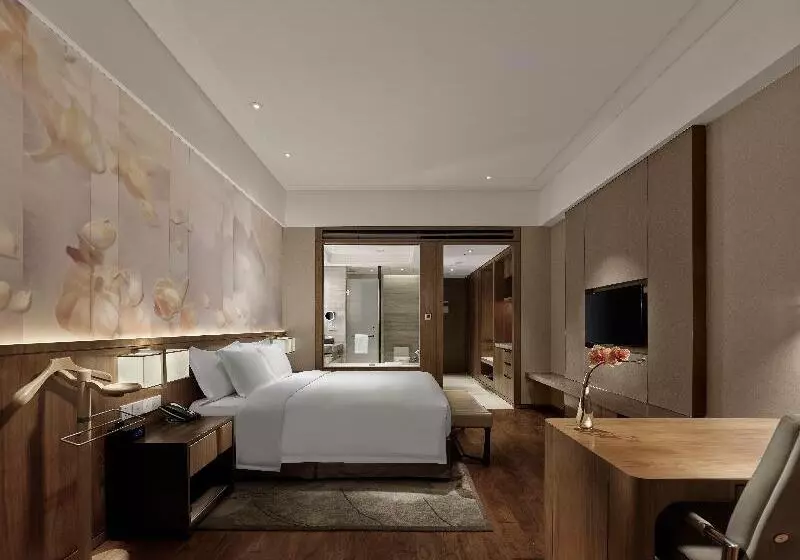 キングサイズベッドのスタンダードルーム, Crowne Plaza Fuzhou Riverside, An Ihg