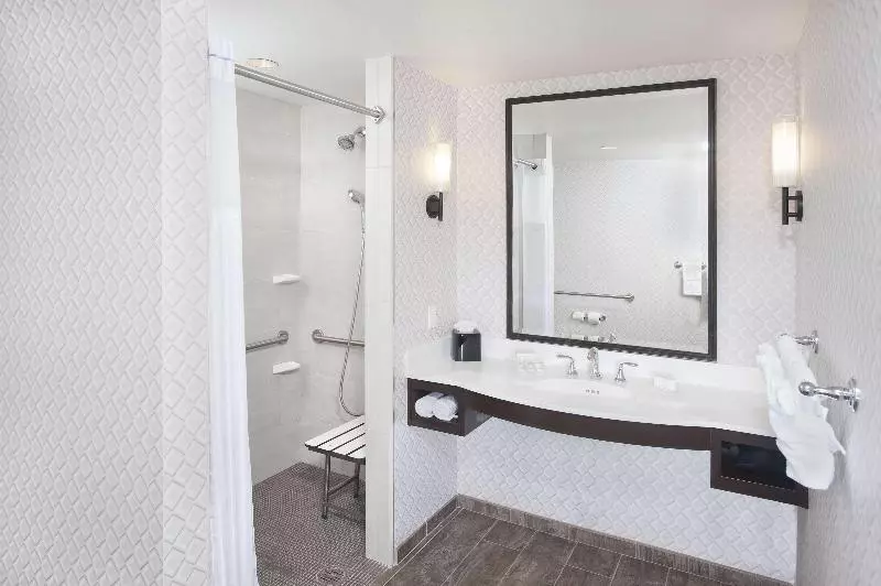 キングサイズベッドのスタンダードルーム, Crowne Plaza Fuzhou Riverside, An Ihg